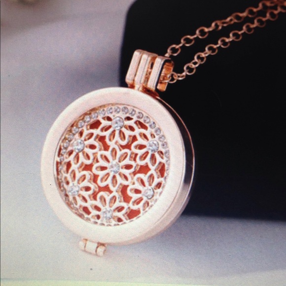 Jewelry - Living memory fragrance locket aromatherapy